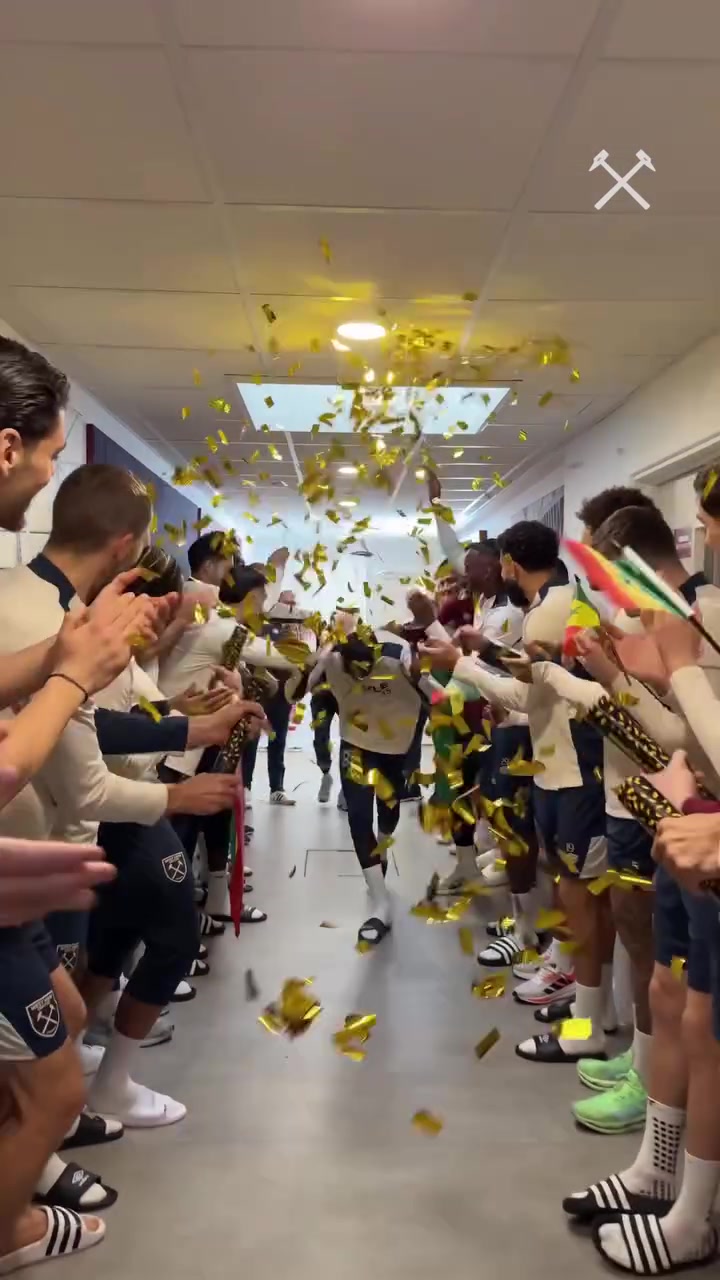 九游体育-载誉归来！西汉姆全队热烈欢迎非洲杯冠军迪乌夫凯旋